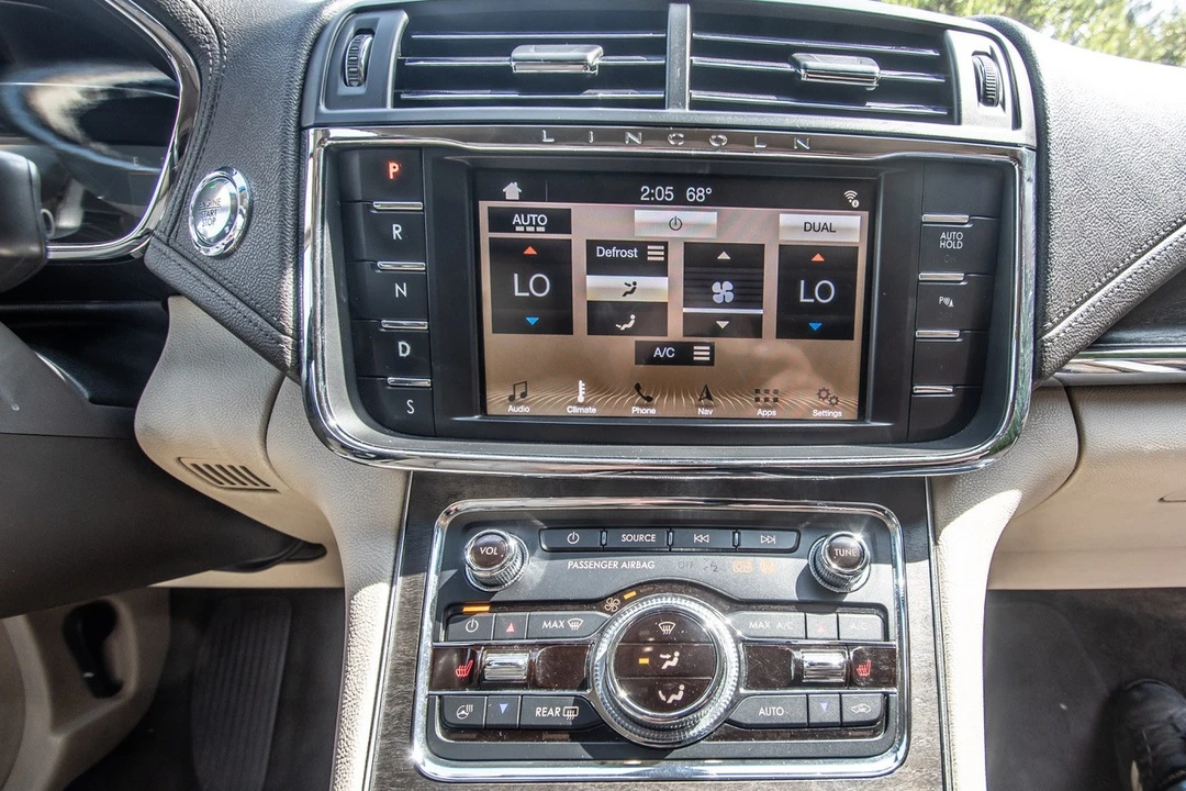 2017 Lincoln Continental 10th Gen - Image 13 of 18