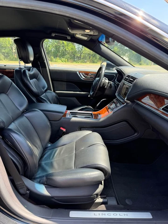2017 Lincoln Continental 10th Gen - Image 11 of 20