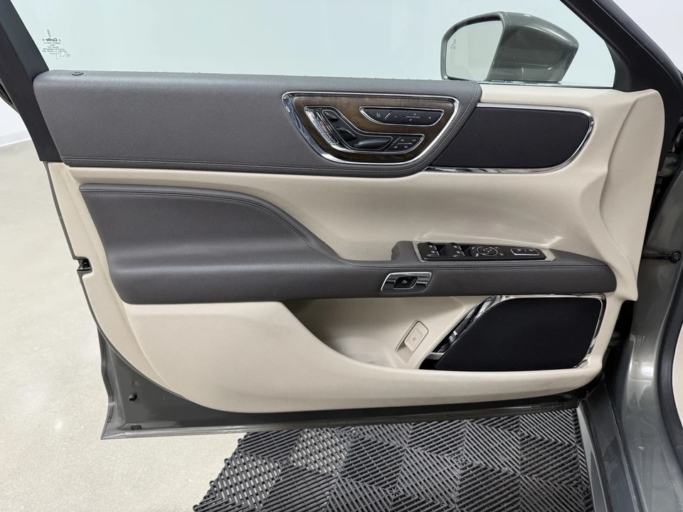 2017 Lincoln Continental 10th Gen - Image 10 of 12