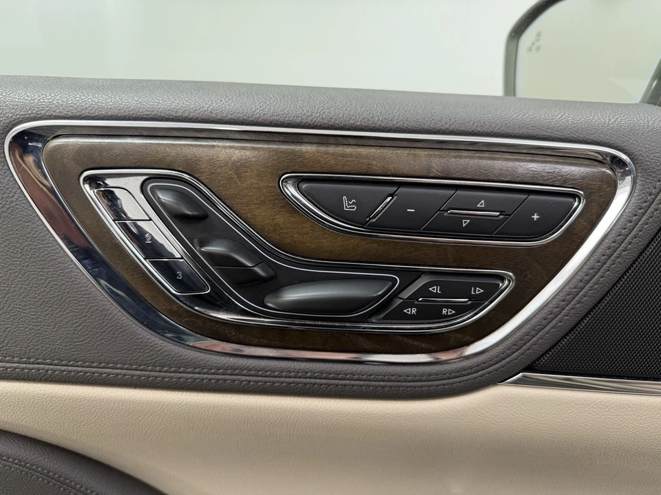 2017 Lincoln Continental 10th Gen - Image 11 of 12