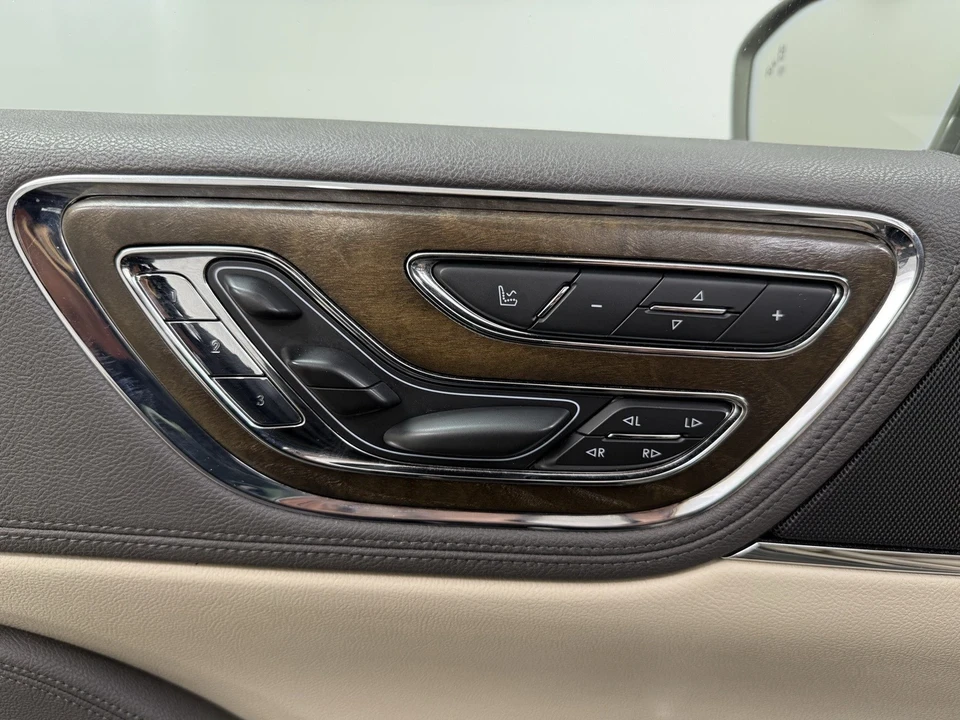 2017 Lincoln Continental 10th Gen - Image 11 of 12