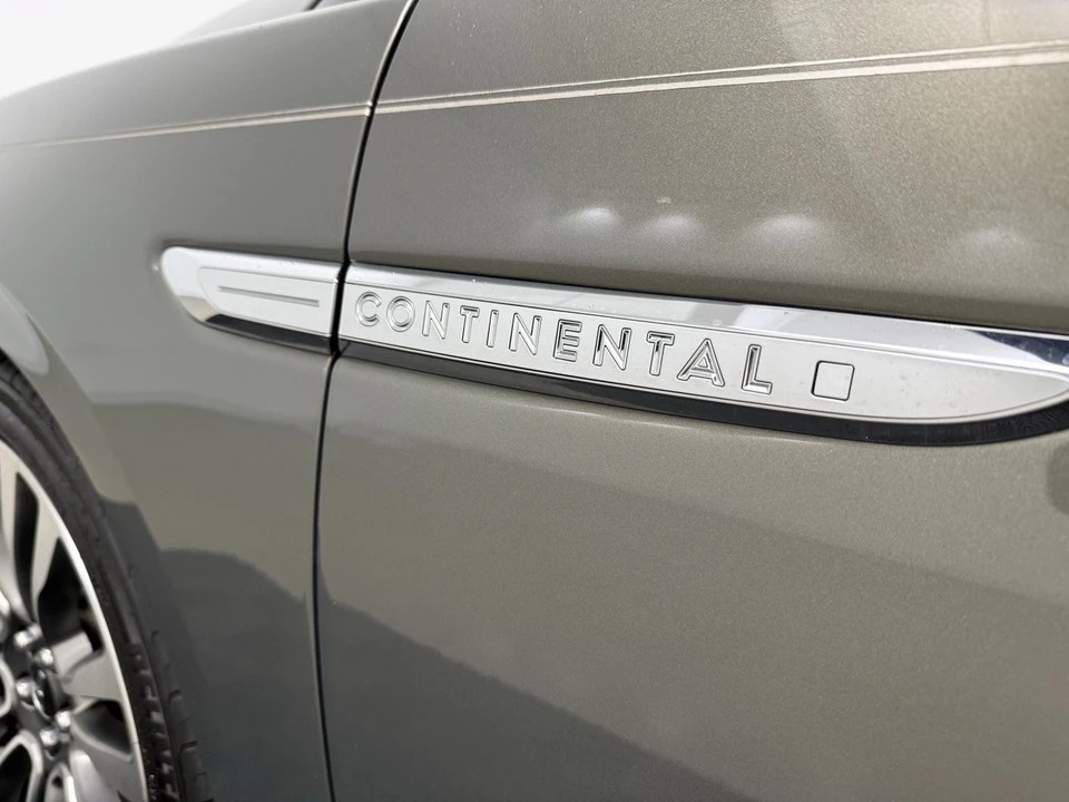 2017 Lincoln Continental 10th Gen - Image 9 of 12