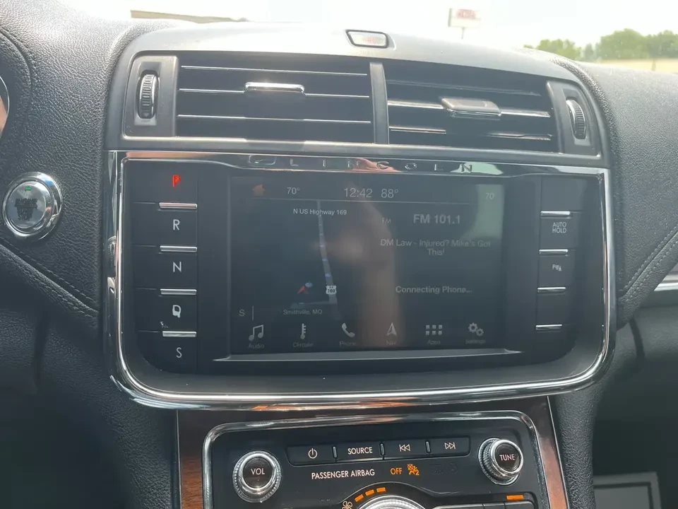 2017 Lincoln Continental 10th Gen - Image 14 of 19