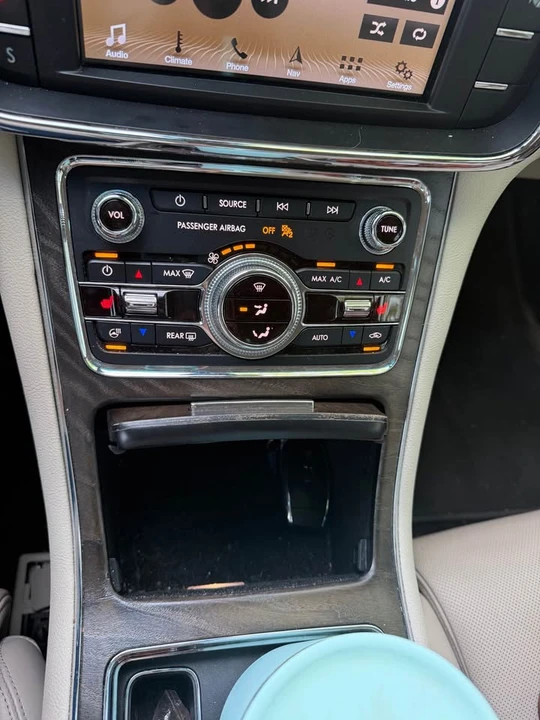 2017 Lincoln Continental 10th Gen - Image 8 of 13