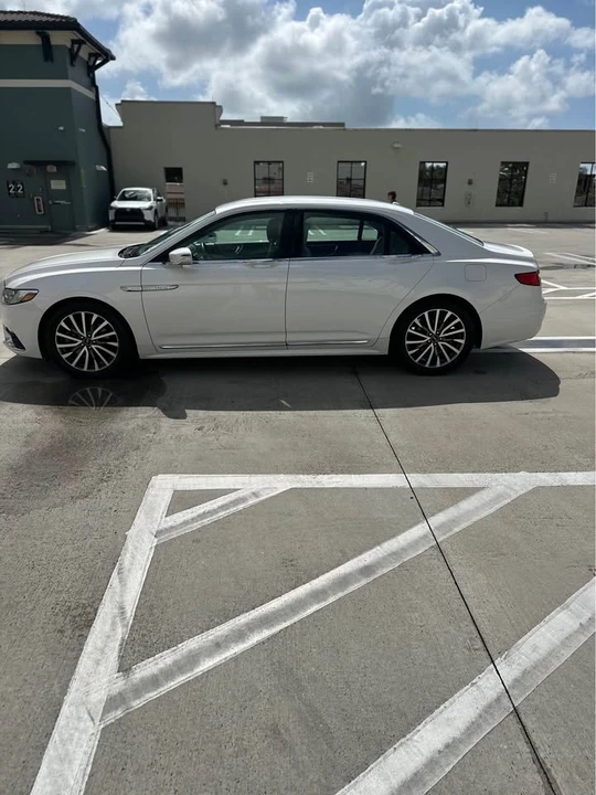 2017 Lincoln Continental 10th Gen - Image 4 of 19