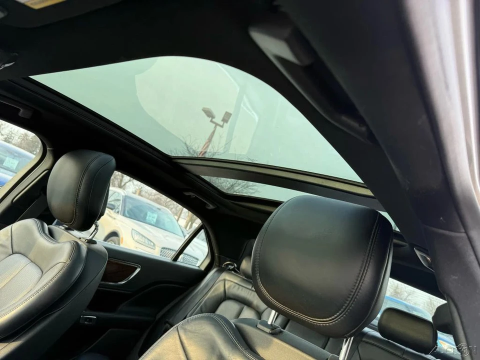 2017 Lincoln Continental 10th Gen - Image 18 of 21