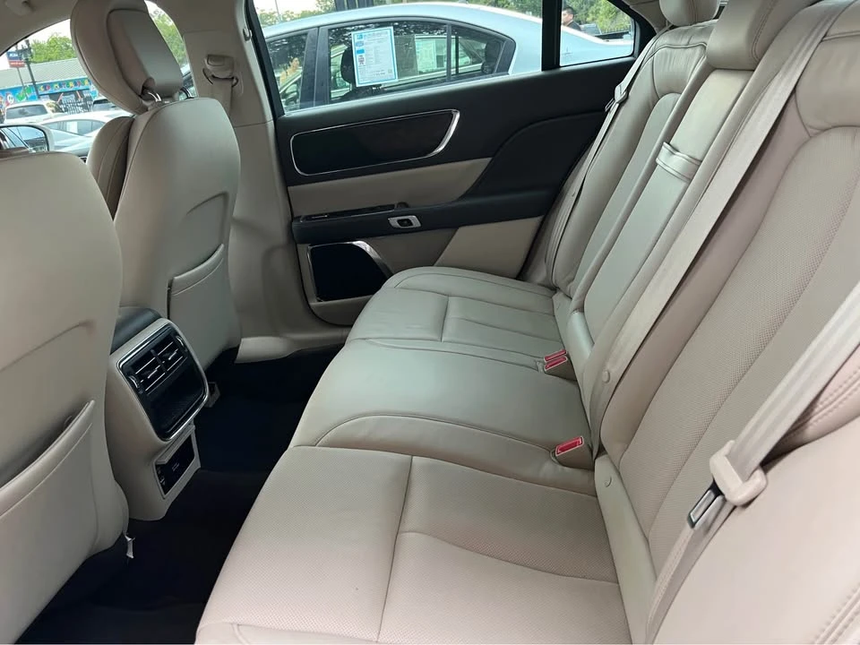 2017 Lincoln Continental 10th Gen - Image 8 of 10