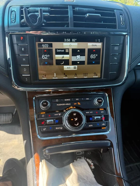 2017 Lincoln Continental 10th Gen - Image 13 of 20
