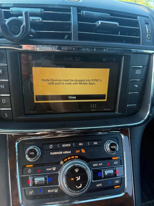 2017 Lincoln Continental 10th Gen - Image 15 of 20
