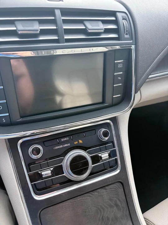 2017 Lincoln Continental 10th Gen - Image 4 of 12