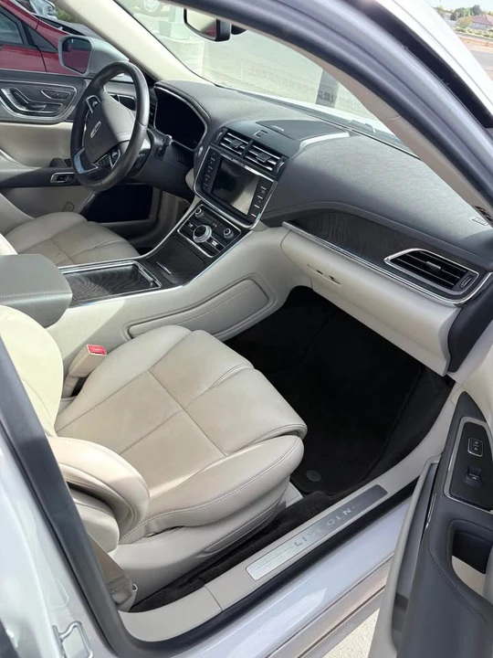 2017 Lincoln Continental 10th Gen - Image 5 of 12