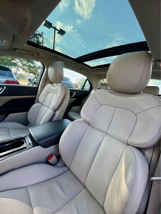 2017 Lincoln Continental 10th Gen - Image 2 of 7