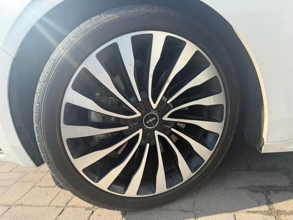 2017 Lincoln Continental 10th Gen - Image 9 of 20