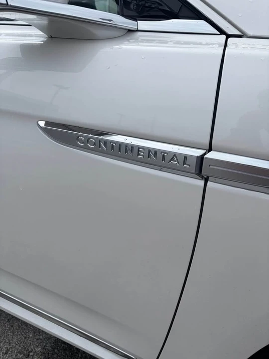 2017 Lincoln Continental 10th Gen - Image 13 of 18