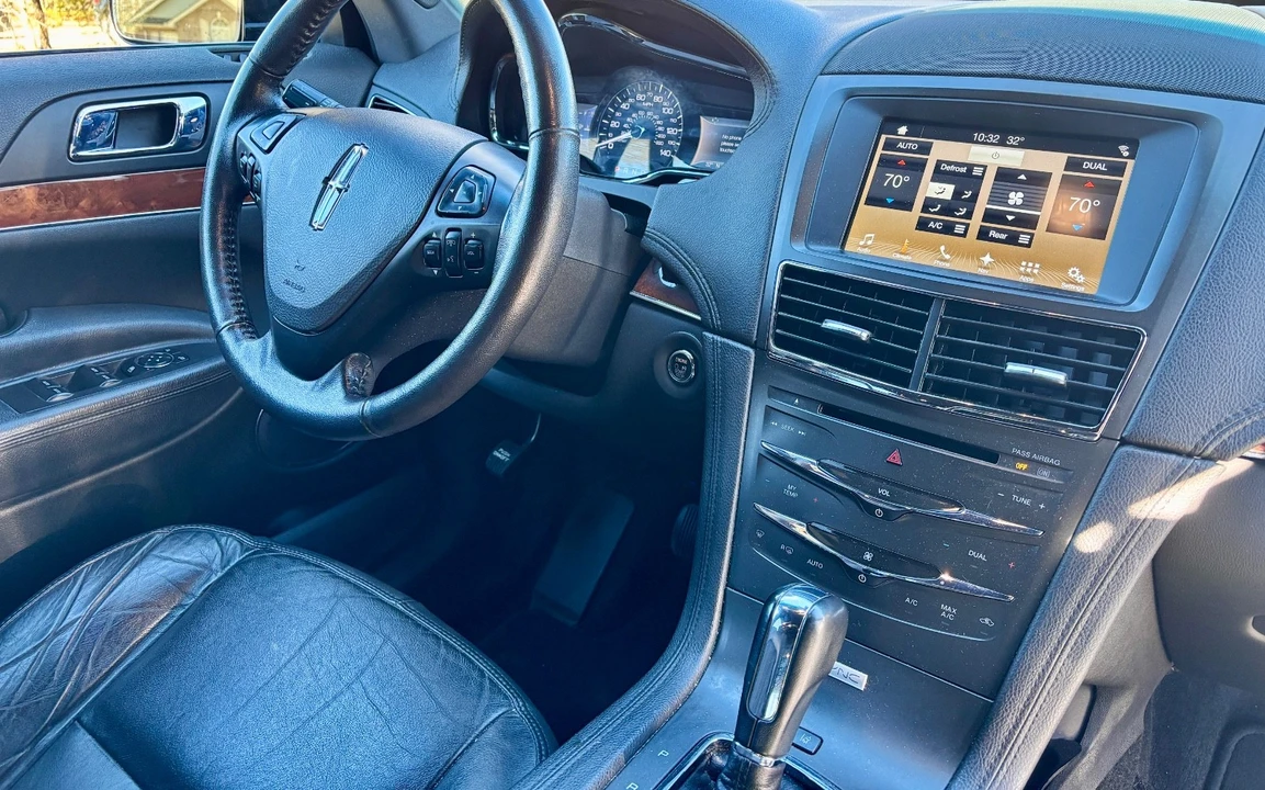 2017 Lincoln MKT - Image 12 of 18