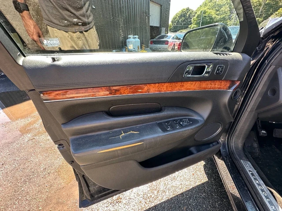 2017 Lincoln MKT - Image 16 of 21