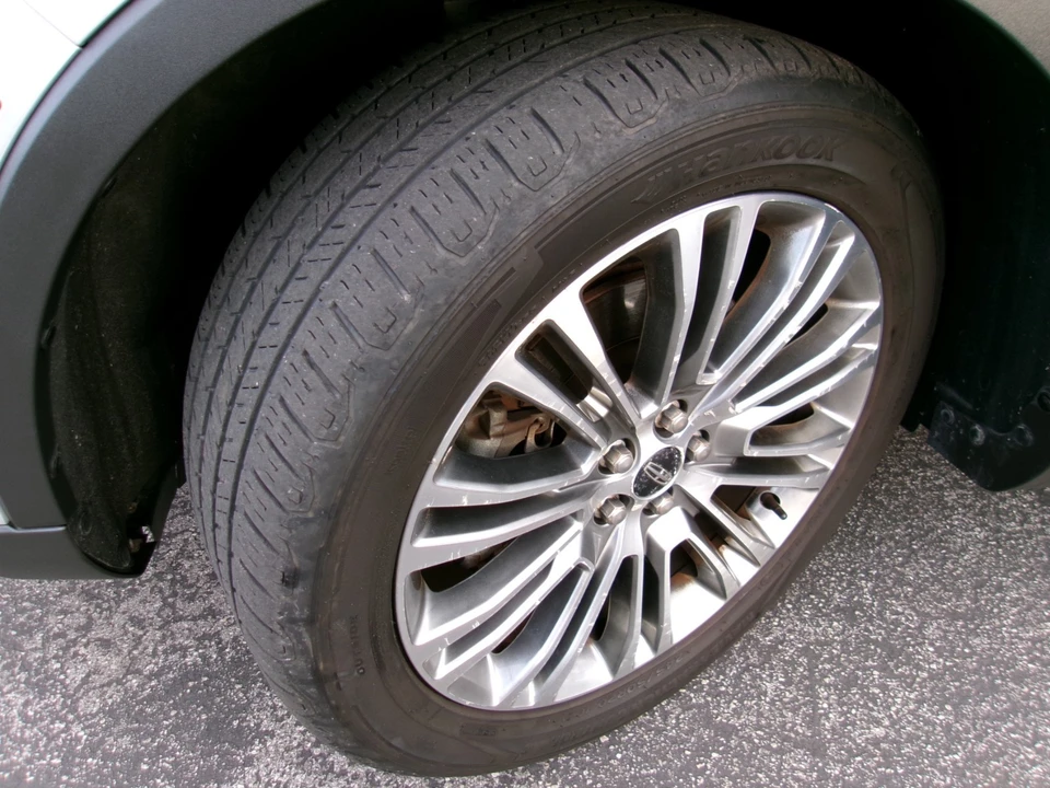 2017 Lincoln MKX - Image 10 of 21