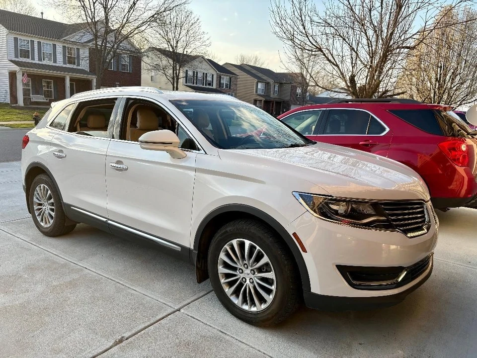2017 Lincoln MKX - Image 2 of 21