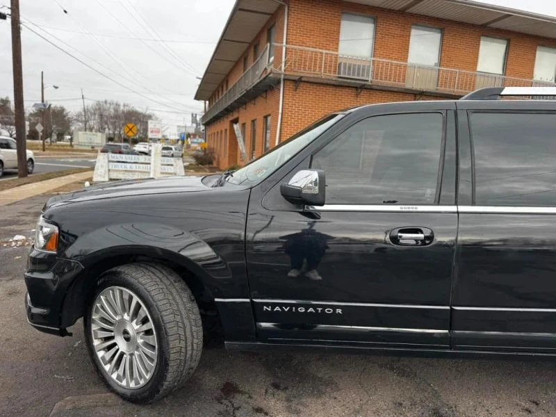 2017 Lincoln Navigator 3rd Gen - Image 8 of 12