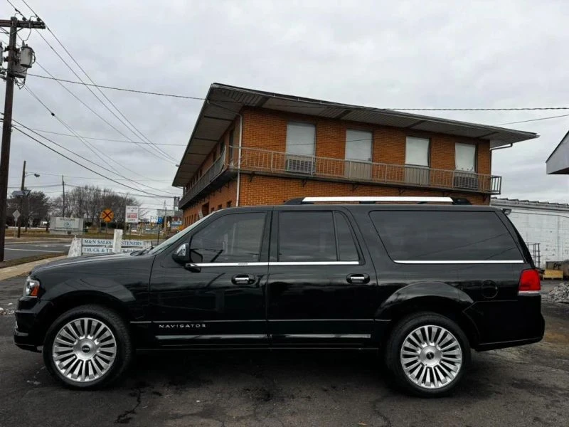 2017 Lincoln Navigator 3rd Gen - Image 11 of 12