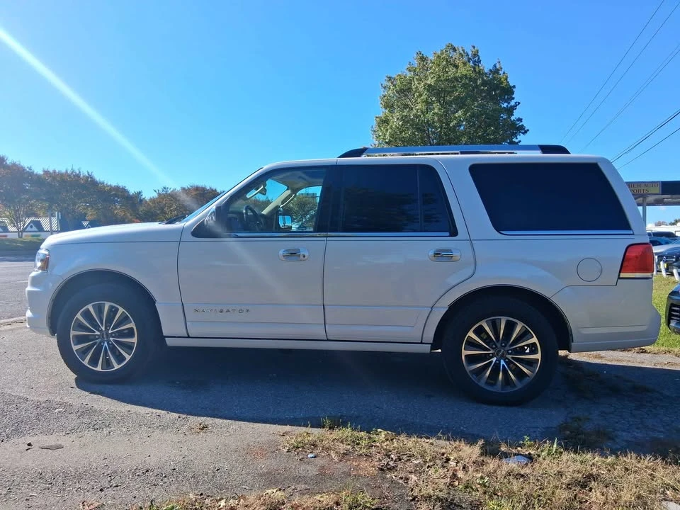 2017 Lincoln Navigator 3rd Gen - Image 2 of 11