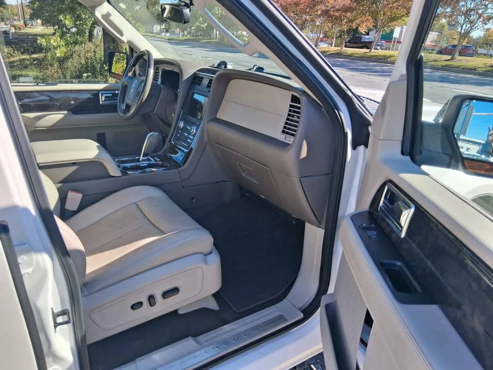 2017 Lincoln Navigator 3rd Gen - Image 6 of 11