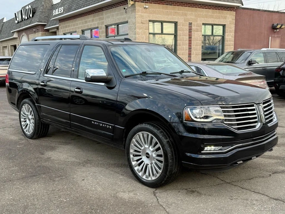 2017 Lincoln Navigator 3rd Gen - Image 3 of 12