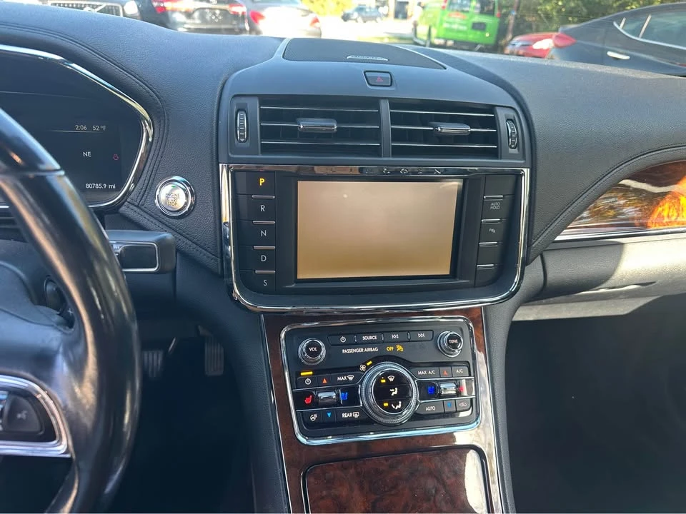 2017 Lincoln Continental 10th Gen - Image 12 of 13