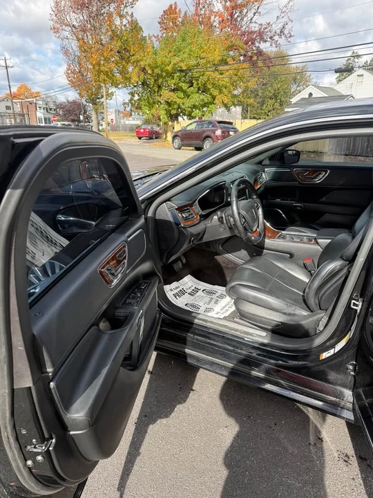 2017 Lincoln Continental 10th Gen - Image 5 of 9