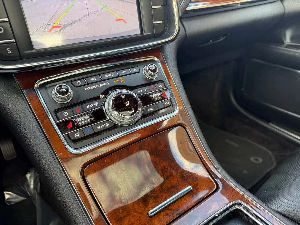 2017 Lincoln Continental 10th Gen - Image 5 of 18