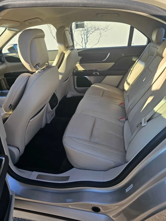 2017 Lincoln Continental 10th Gen - Image 7 of 10