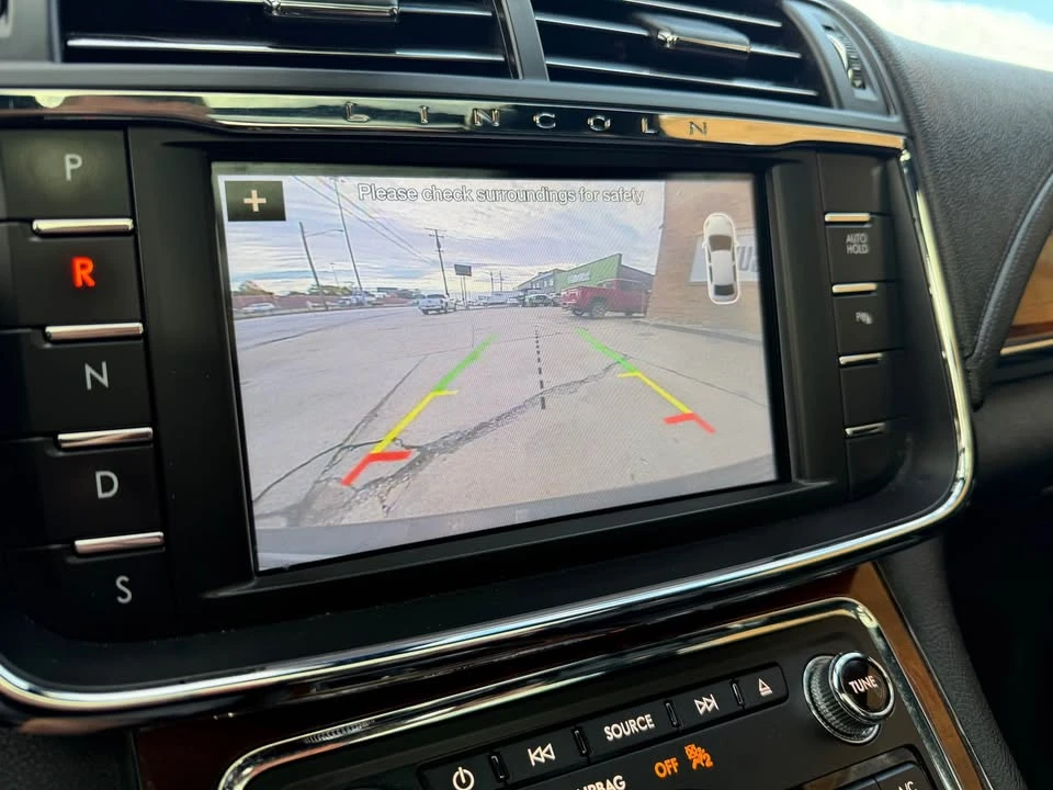 2017 Lincoln Continental 10th Gen - Image 10 of 18