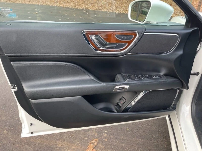 2017 Lincoln Continental 10th Gen - Image 8 of 20