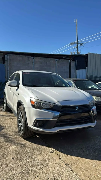 2017 Mitsubishi Outlander - Image 2 of 8