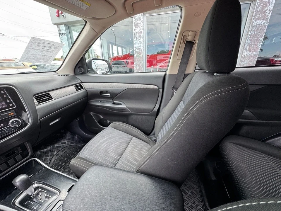 2017 Mitsubishi Outlander - Image 18 of 21