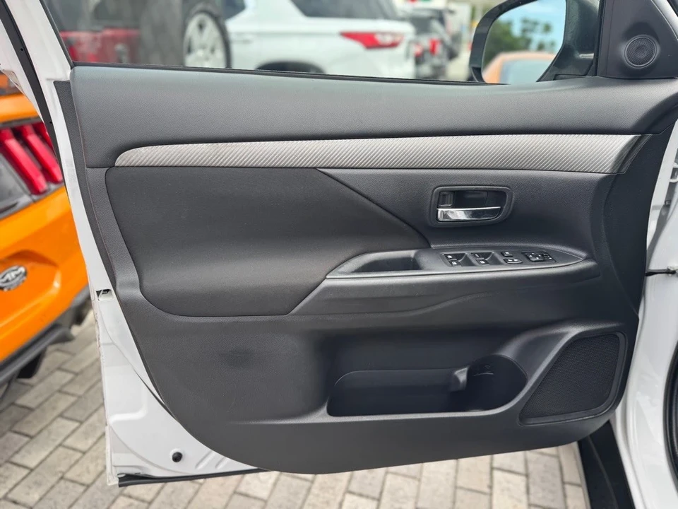 2017 Mitsubishi Outlander - Image 11 of 21