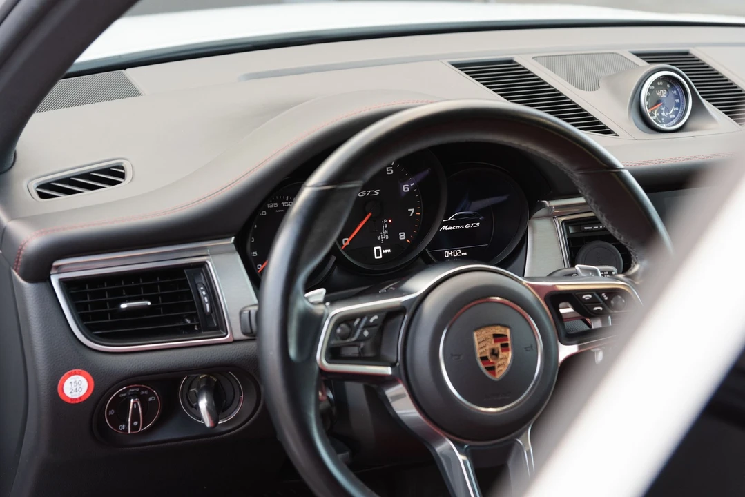 2017 Porsche Macan GTS - Image 27 of 31