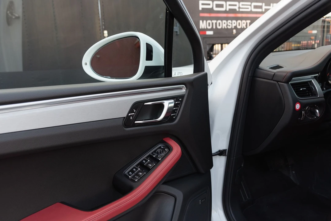 2017 Porsche Macan GTS - Image 22 of 31