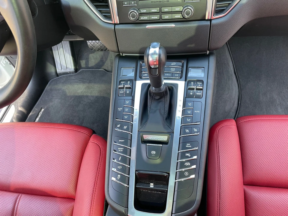 2017 Porsche Macan GTS - Image 25 of 31