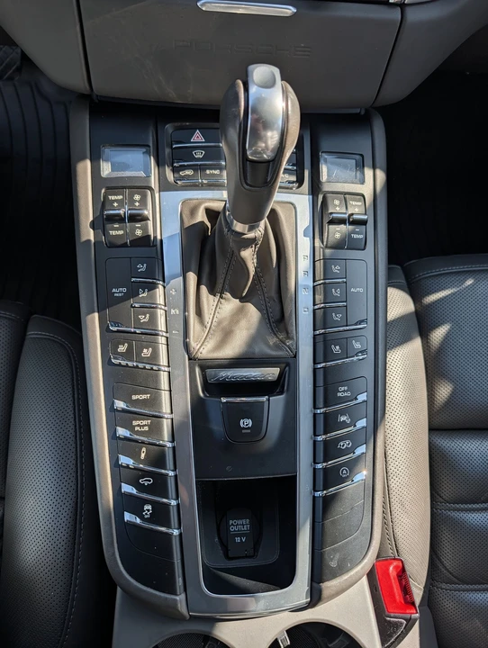 2017 Porsche Macan GTS - Image 18 of 19