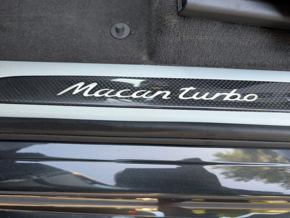 2017 Porsche Macan Turbo - Image 24 of 31