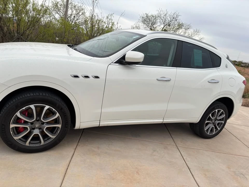 2017 Maserati Levante - Image 2 of 3