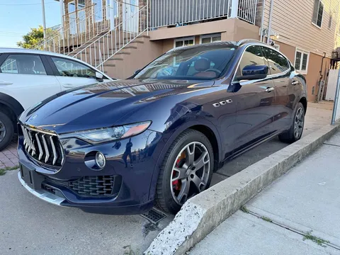2017 Maserati Levante Base / Luxury