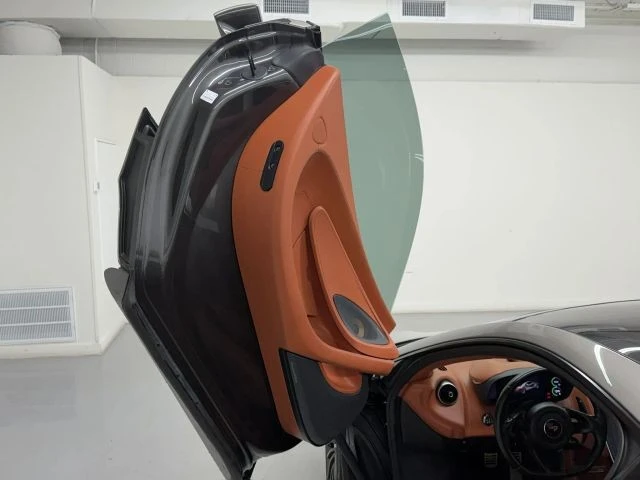 2017 McLaren 570GT - Image 16 of 31