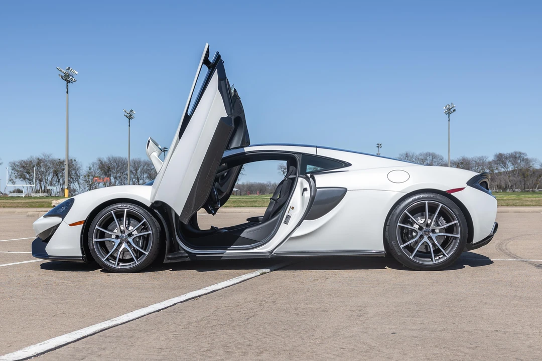 2017 McLaren 570GT - Image 10 of 31