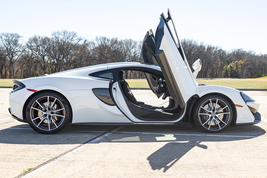 2017 McLaren 570GT - Image 13 of 31