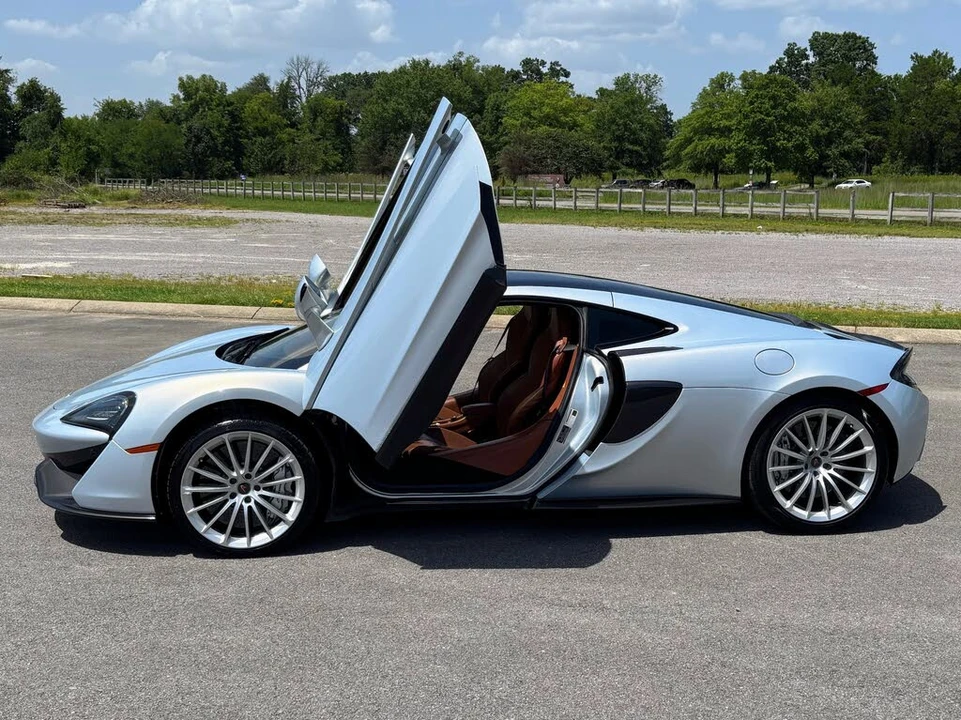 2017 McLaren 570GT - Image 8 of 31