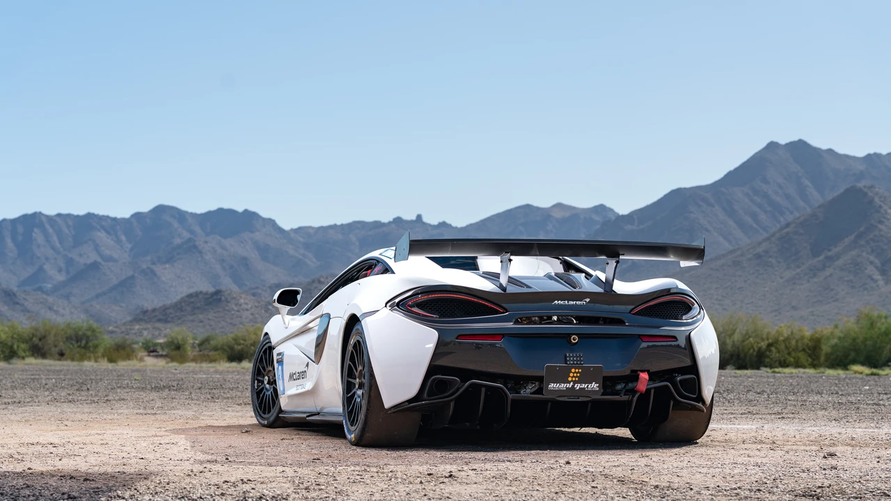 2017 McLaren - Image 28 of 31