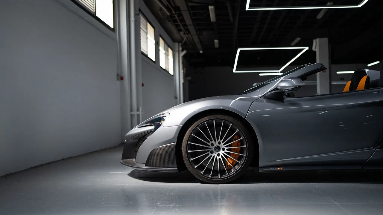 2017 McLaren 675LT Spider - Image 23 of 31