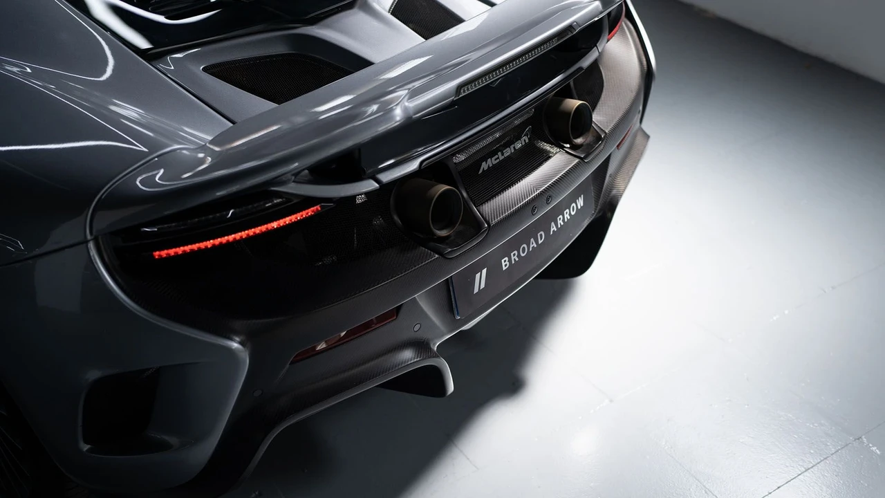 2017 McLaren 675LT Spider - Image 27 of 31